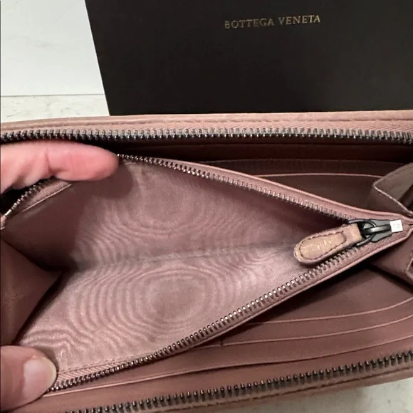 Bottega Veneta Intrecciato Leather zippy wallet in Mauve Full Inclusion - Picture 9 of 15